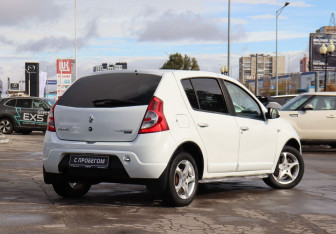 Подержанный автомобиль Renault Sandero 2012 года (5 фото)
