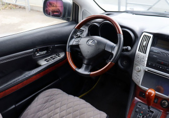 Подержанный автомобиль Lexus RX 2003 года (12 фото)