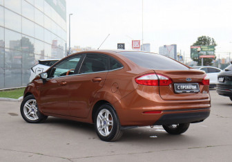 Подержанный автомобиль Ford Fiesta Sedan 2015 года (7 фото)