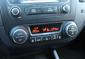 Подержанный автомобиль Kia Cerato Sedan 2013 года (17 фото)