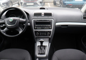 Подержанный автомобиль Skoda Octavia Liftback 2011 года (13 фото)