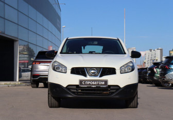 Подержанный автомобиль Nissan Qashqai 2012 года (2 фото)