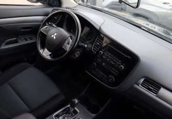 Подержанный автомобиль Mitsubishi Outlander 2015 года (17 фото)