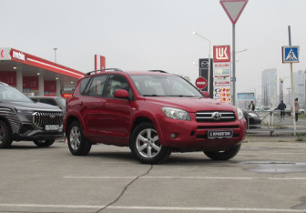 Подержанный автомобиль Toyota RAV4 2008 года (3 фото)