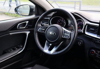 Подержанный автомобиль Kia Ceed Hatchback 2019 года (12 фото)