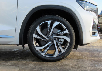 Подержанный автомобиль Geely Monjaro 2025 года (9 фото)