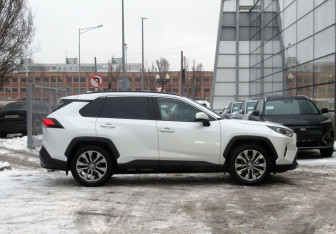 Подержанный автомобиль Toyota RAV4 2021 года (4 фото)