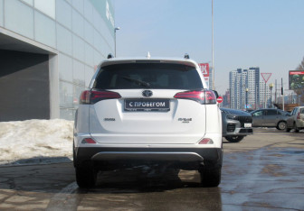 Подержанный автомобиль Toyota RAV4 2017 года (6 фото)