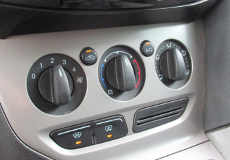 Подержанный автомобиль Ford Focus Hatchback 2011 года (16 фото)