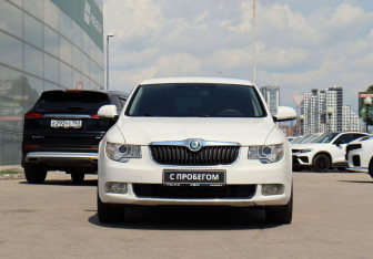 Подержанный автомобиль Skoda Superb Liftback 2012 года (2 фото)