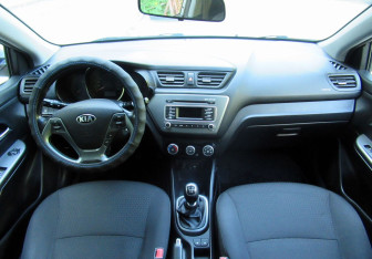 Подержанный автомобиль Kia Rio Sedan 2016 года (18 фото)
