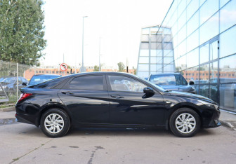 Подержанный автомобиль Hyundai Elantra Sedan 2021 года (4 фото)