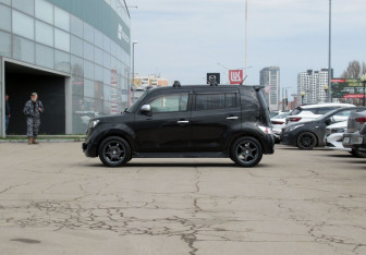 Подержанный автомобиль Toyota bB Compactvan 2011 года (8 фото)