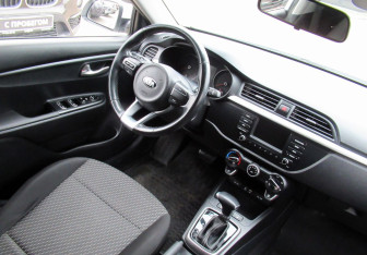 Подержанный автомобиль Kia Rio Hatchback 2018 года (12 фото)
