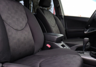 Подержанный автомобиль Toyota RAV4 2012 года (10 фото)