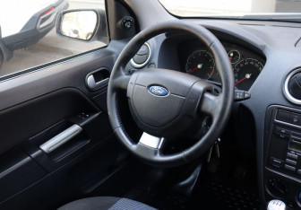 Подержанный автомобиль Ford Fusion 2007 года (13 фото)