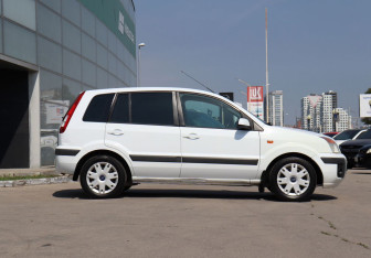 Подержанный автомобиль Ford Fusion 2007 года (4 фото)