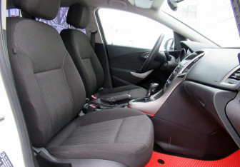 Подержанный автомобиль Opel Astra Wagon 2012 года (12 фото)