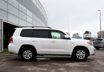 Подержанный автомобиль Toyota Land Cruiser Suv 2008 года (4 фото)