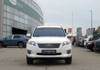 Подержанный автомобиль Toyota RAV4 2010 года (2 фото)