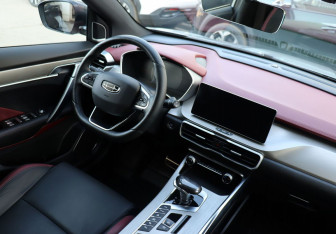 Подержанный автомобиль Geely Coolray 2023 года (12 фото)