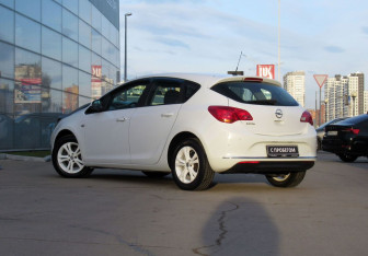 Подержанный автомобиль Opel Astra Hatchback 2013 года (7 фото)