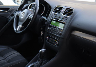 Подержанный автомобиль Volkswagen Golf Hatchback 2012 года (14 фото)