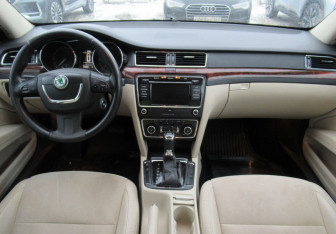 Подержанный автомобиль Skoda Superb Wagon 2012 года (17 фото)