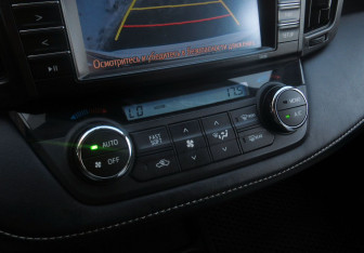 Подержанный автомобиль Toyota RAV4 2017 года (16 фото)