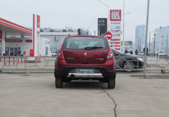 Подержанный автомобиль Renault Sandero 2014 года (6 фото)
