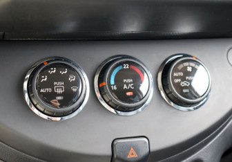 Подержанный автомобиль Nissan Note 2013 года (14 фото)