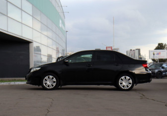 Подержанный автомобиль Toyota Corolla Sedan 2010 года (8 фото)
