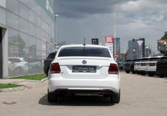 Подержанный автомобиль Volkswagen Polo Sedan 2017 года (6 фото)