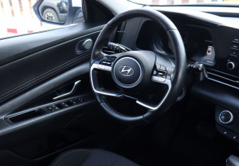 Подержанный автомобиль Hyundai Elantra Sedan 2021 года (13 фото)