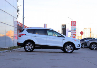 Подержанный автомобиль Ford Kuga 2016 года (4 фото)