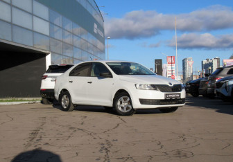 Подержанный автомобиль Skoda Rapid Liftback 2015 года (3 фото)