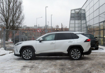 Подержанный автомобиль Toyota RAV4 2021 года (8 фото)