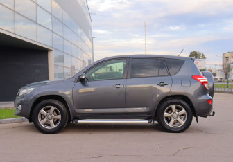Подержанный автомобиль Toyota RAV4 2012 года (8 фото)
