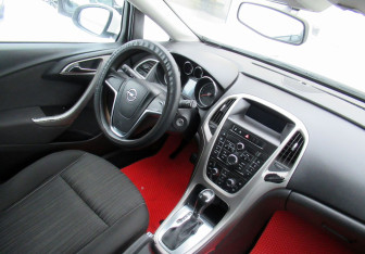 Подержанный автомобиль Opel Astra Wagon 2012 года (13 фото)