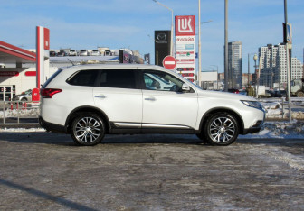 Подержанный автомобиль Mitsubishi Outlander 2016 года (4 фото)