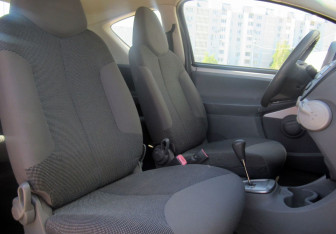 Подержанный автомобиль Peugeot 107 2007 года (12 фото)