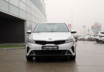Подержанный автомобиль Kia Rio Sedan 2021 года (2 фото)