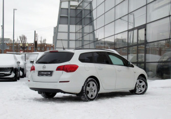 Подержанный автомобиль Opel Astra Wagon 2012 года (5 фото)