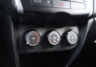 Подержанный автомобиль Mitsubishi ASX 2012 года (16 фото)