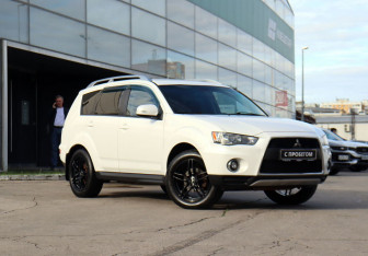 Подержанный автомобиль Mitsubishi Outlander 2010 года (3 фото)