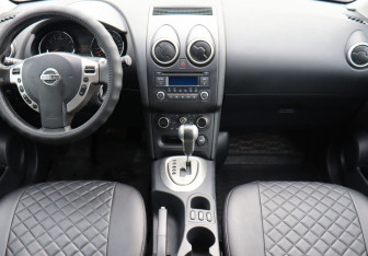 Подержанный автомобиль Nissan Qashqai 2012 года (16 фото)
