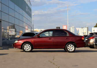 Подержанный автомобиль Kia Spectra Sedan 2008 года (8 фото)