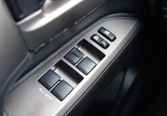 Подержанный автомобиль Toyota Land Cruiser Suv 2008 года (16 фото)