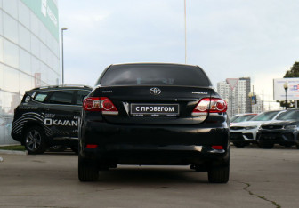 Подержанный автомобиль Toyota Corolla Sedan 2010 года (6 фото)