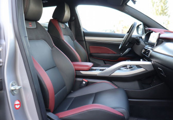 Подержанный автомобиль Geely Coolray 2023 года (10 фото)